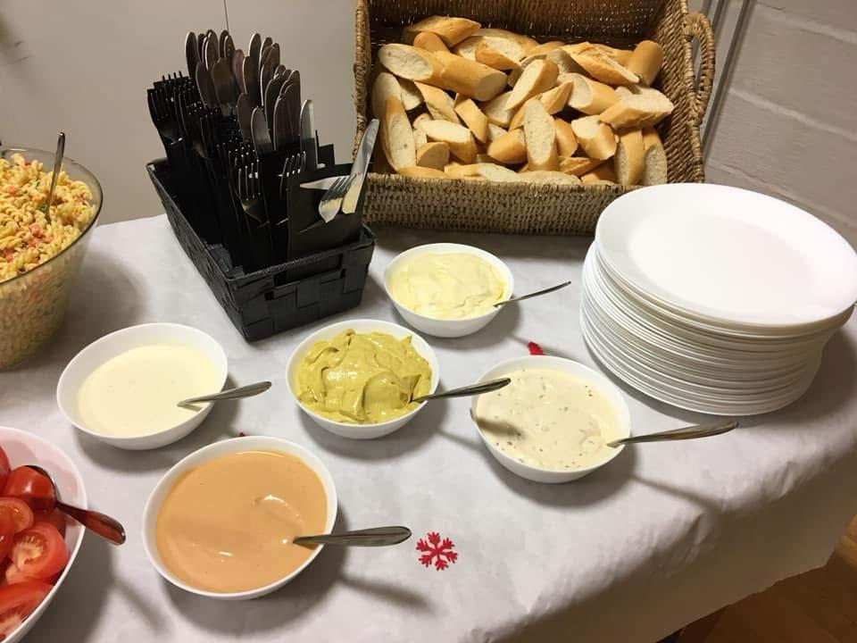 Brood, boter en koude sauzen bij het buffet van Kimenoli