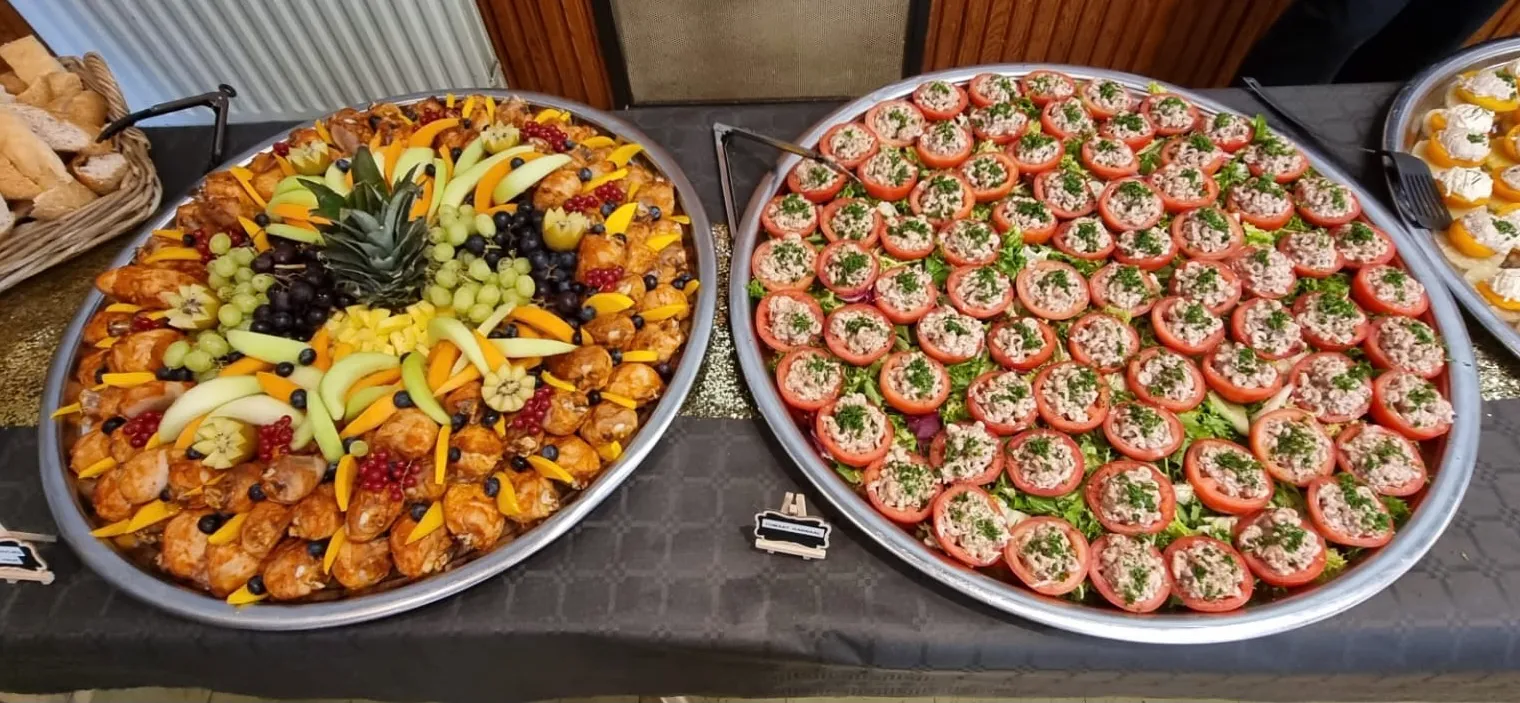 Uitgebreid koud-warm buffet