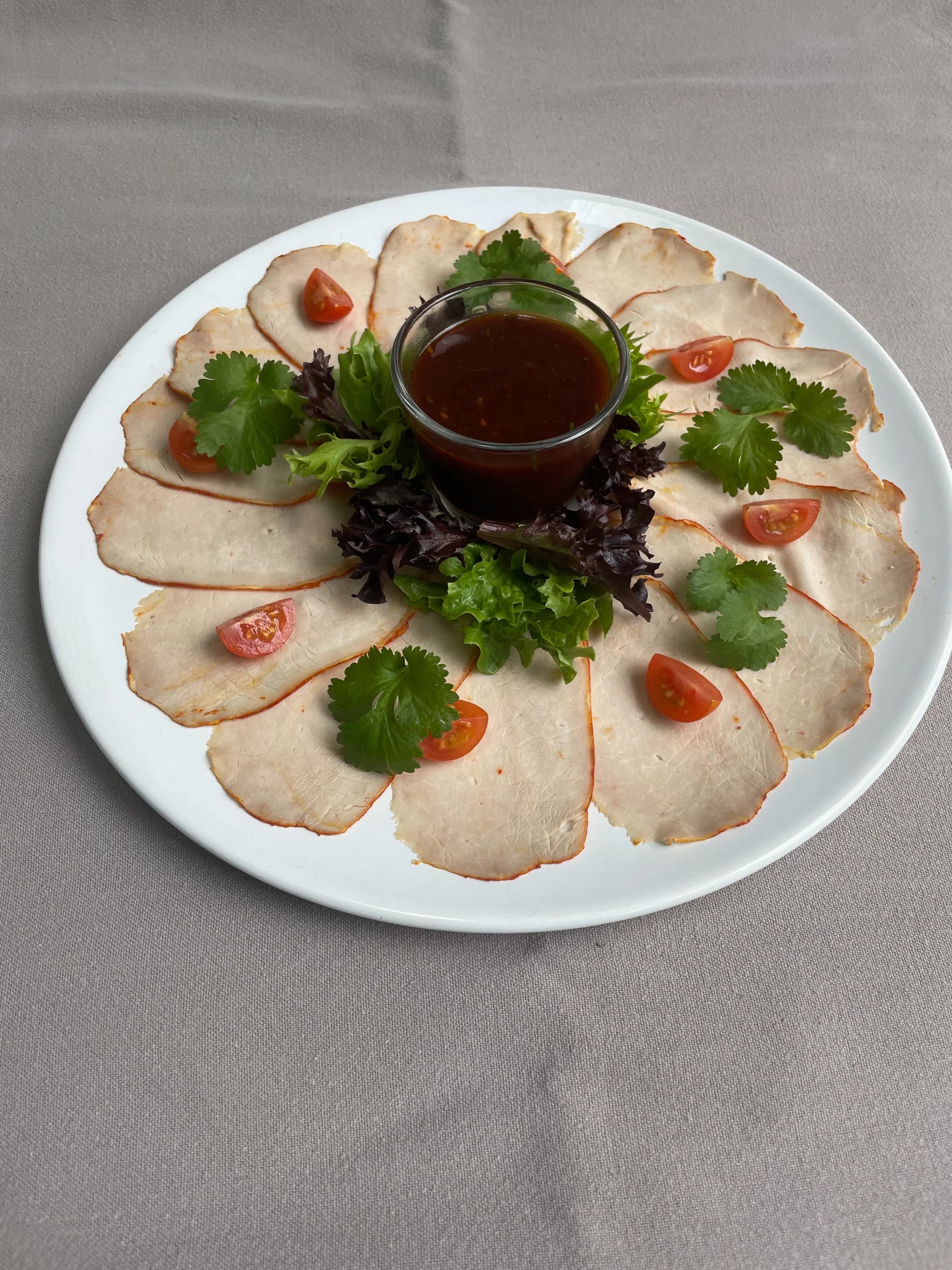 Feestelijk gepresenteerd koud-warm buffet